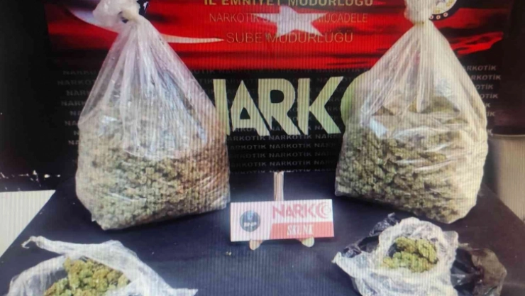 Aracından 4 kilo 440 gram uyuşturucu çıkan sürücü kıskıvrak yakalandı