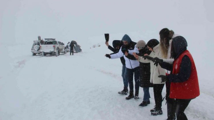 Araçlar kara saplandı, onlar halay çekti