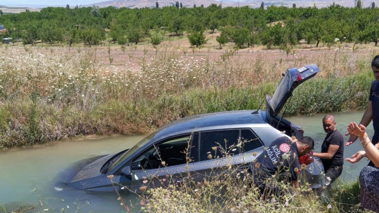 Araçta Mahsur Kalan 2 Kişi İtfaiye Tarafından Kurtarıldı