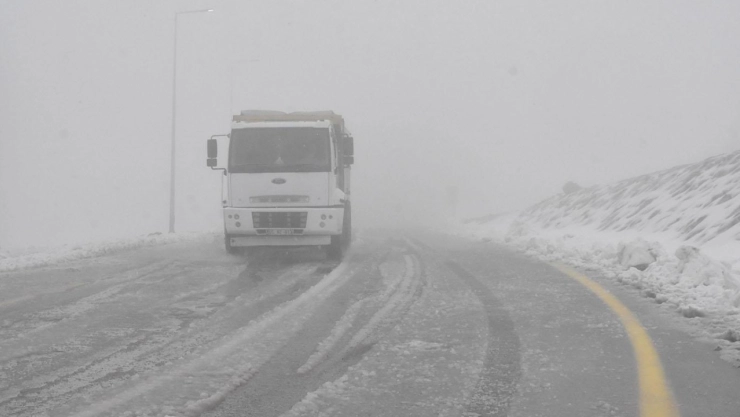 Ardahan'da kar yağışı ulaşımı olumsuz etkiliyor