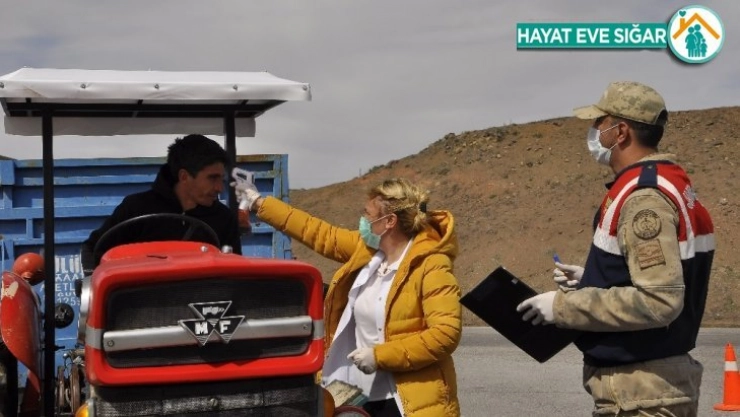 Arguvan'a giriş yapanların ateşleri ölçülüyor