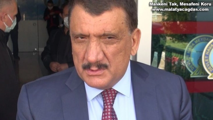 Arızalanan uçak hangara çekildi