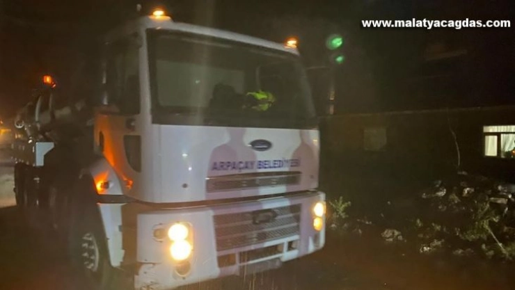 Arpaçay'da evler sular altında kaldı