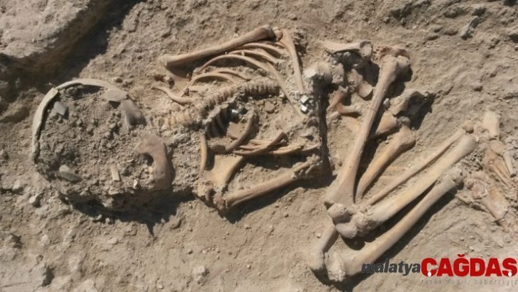 Arslantepe'de 5 bin 700 yıllık çocuk iskeleti bulundu