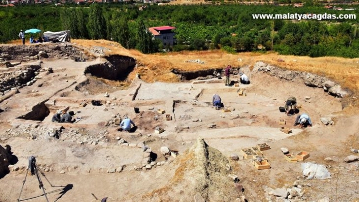Arslantepe Höyüğü'nde 24 mezar ile 6 ev kalıntısı bulundu
