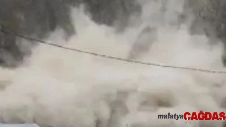 Artvin'de heyelan anı kameraya yansıdı