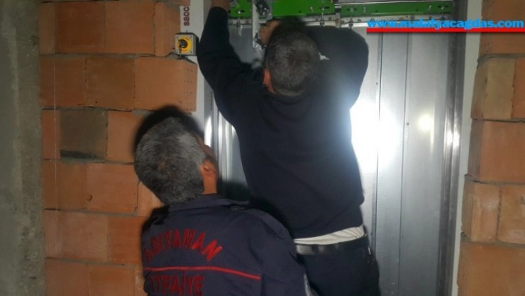 Asansörde mahsur kalan genç kurtarıldı