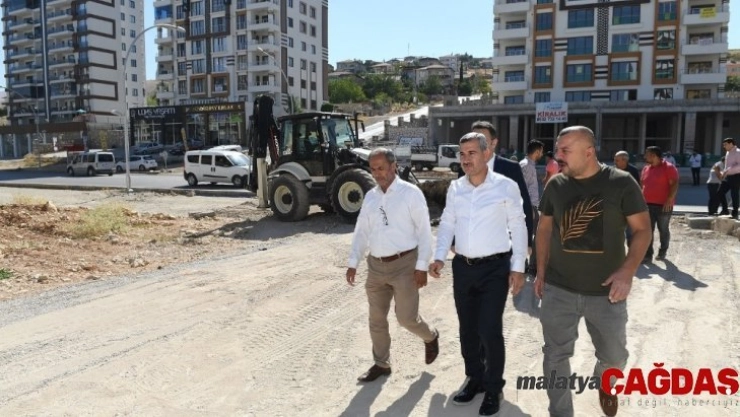 Asfalt çalışmalarını yerinde inceledi