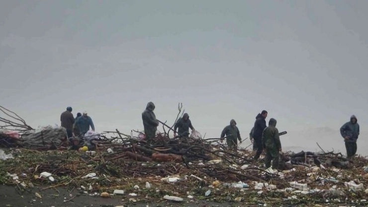 Asi Nehri taştı, bahçeleri bastı