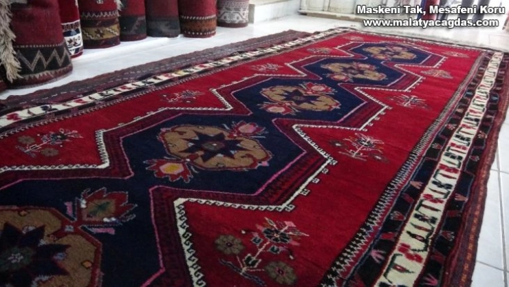 Asırlık halılar ilgi odağı oldu