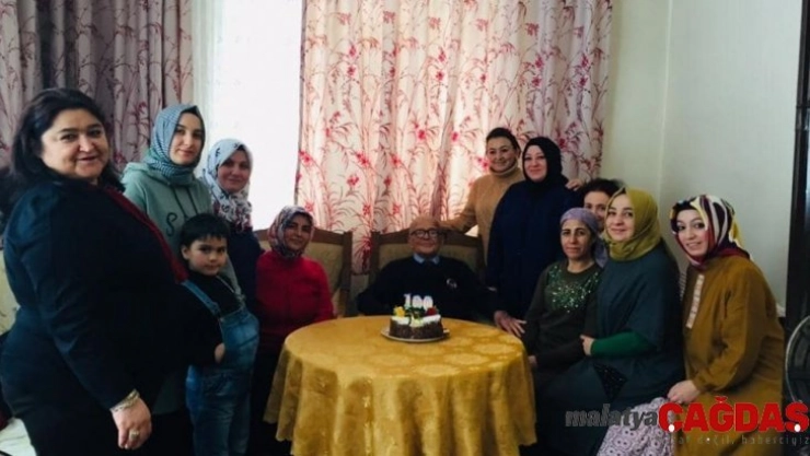 Asırlık kitap kurduna sürpriz doğum günü