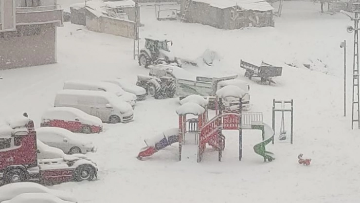 Aşkale'de yoğun kar yağışı
