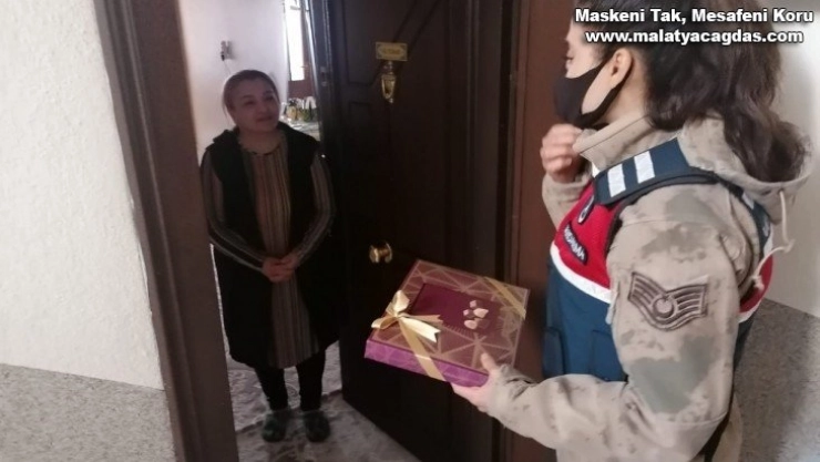 Askerlerden şehit aileleri ve gazielere ziyaret