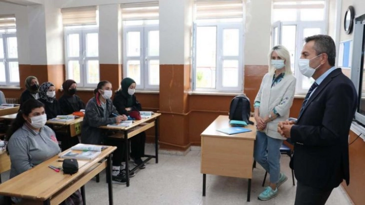 Aslan, Altınyayla'da öğrenci ve öğretmenlerle bir araya geldi