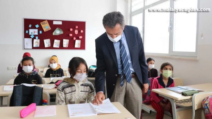 Aslan, Ulaş'ta öğretmen ve öğrencilerle buluştu