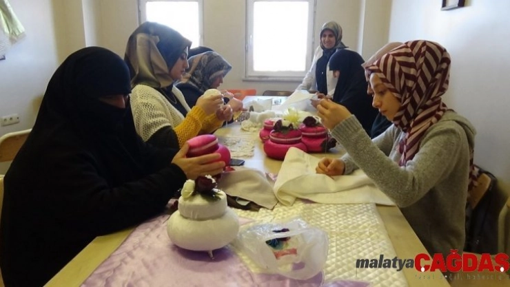 Atık malzemelerle aile bütçelerine katkı sağlıyorlar