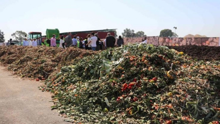 Atık sebze ve meyveler organik gübreye dönüşüyor