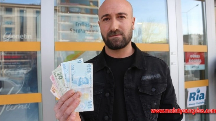 ATM'nin verdiği fazla paraları bankaya iade etti