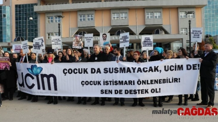 Avukattan tecavüz anlarını canlandıran savunma