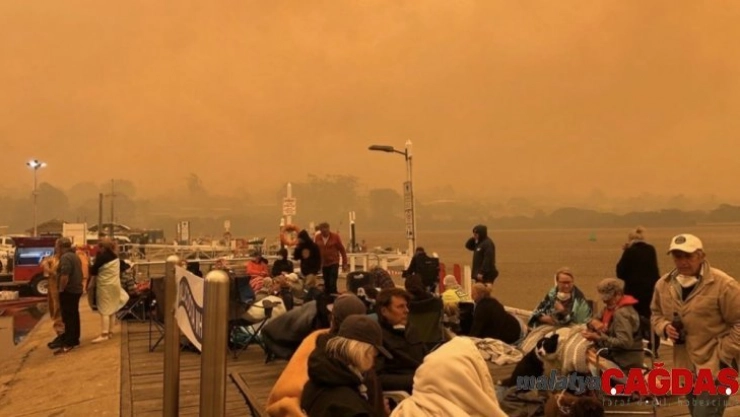 Avustralya'da alevler kasabayı sardı: 4 bin kişi tahliye edildi