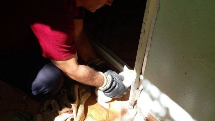 Ayağı demir ile duvar arasına sıkışan kedi kurtarıldı
