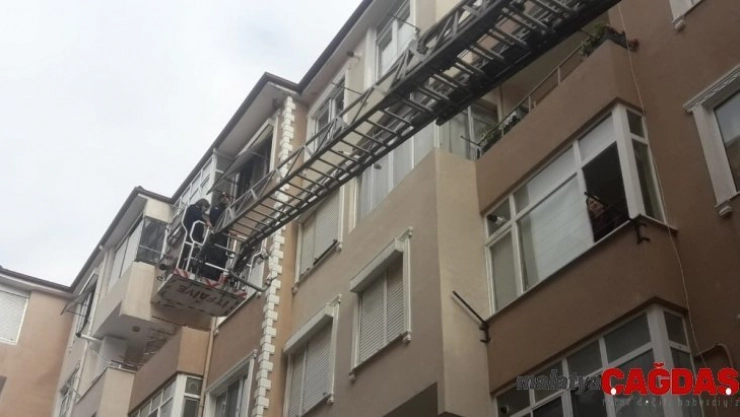 Ayağı ipe takılan güvercini itfaiyeciler kurtardı