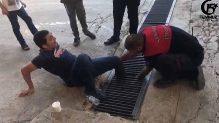 Ayağı mazgala sıkışan genci itfaiye kurtardı