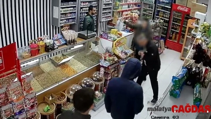 Ayakla dolandırıcılık güvenlik kamerasında