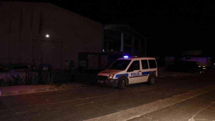 Ayrılma aşamasındaki karısının iş yerinde bir kişiyi rehin aldı, sonra da araya giren kişiyi öldürdü