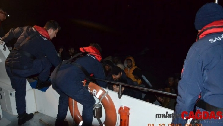 Ayvalık'ta 48 düzensiz göçmen Sahil Güvenlik tarafından yakalandı