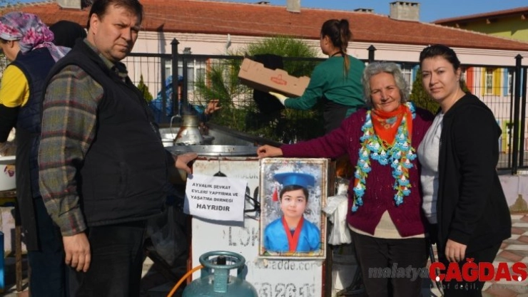 Ayvalık'ta Şefkatli Eller amansız hastalığa yenik düşen minik Serdar'ı unutmadı