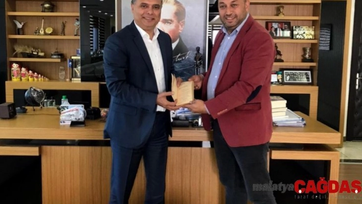 Azime Korkmazgil'den Başkan Uysal'a imzalı kitap