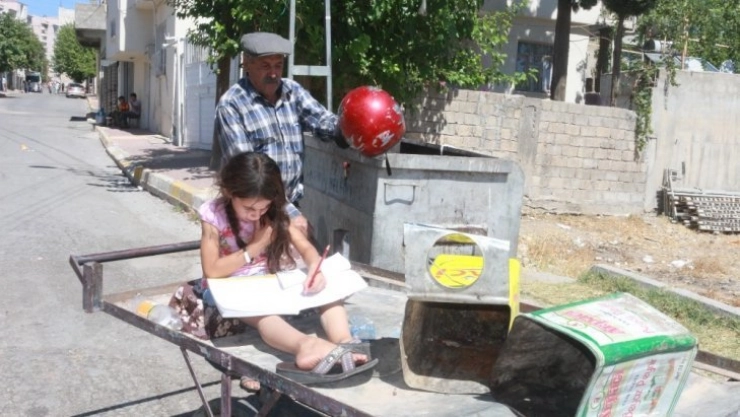 Babasının çöpten topladığı kitapları okuyor