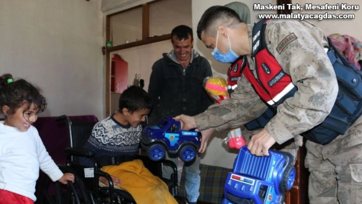 Babasının sırtında taşıdığı Batuhan'a jandarmadan anlamlı ziyaret