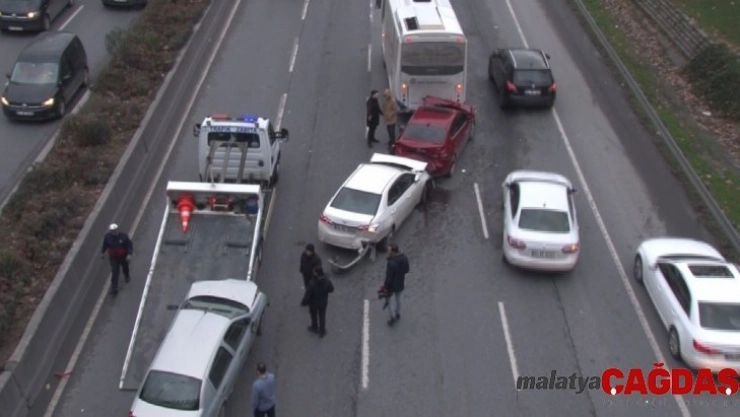 Bağcılar'da zincirleme kaza, trafikte yoğunluk oluştu