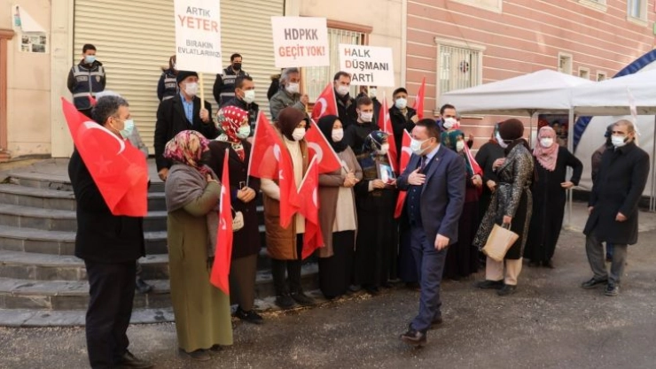 Bağlar Belediye Başkanı Beyoğlu, evlat nöbetindeki ailelere ziyarette bulundu