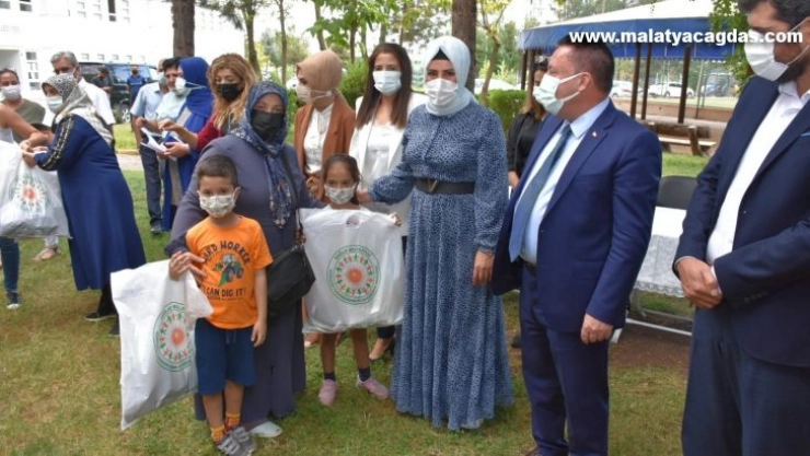 Bağlar Belediyesi ihtiyaç sahibi öğrencileri ve ailelerini sevindirdi