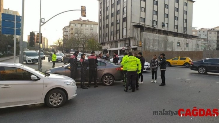 Bahçelievler'de iki otomobilin karıştığı kazada 5 kişi yaralandı