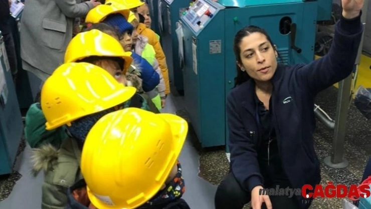 Bahçeşehirli minikler çorap üretimi ilgiyle izledi