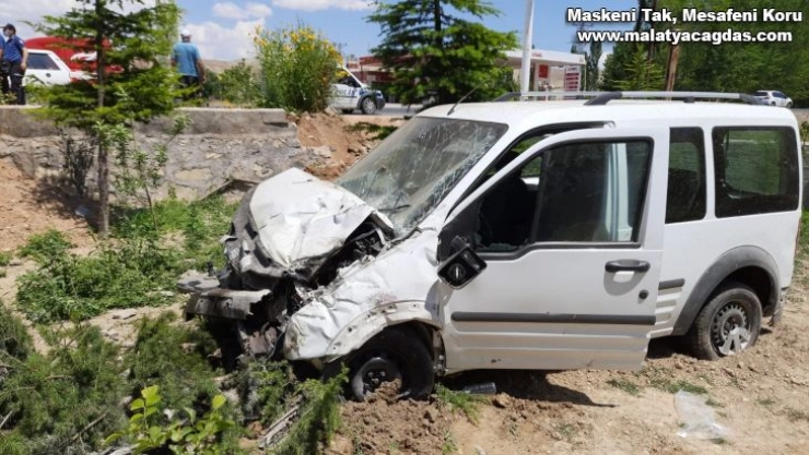 Bahçeye düşen aracın sürücüsü yaralandı