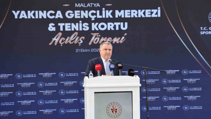 Bakan Bak: 'Gençler için yatırımlarımıza devam edeceğiz'