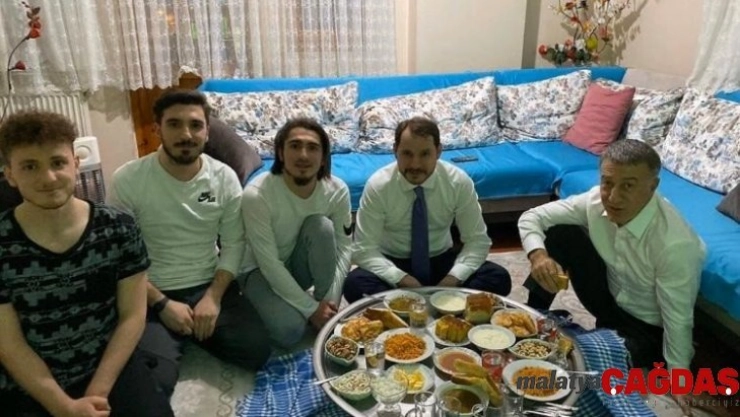 Bakan Berat Albayrak, Abdulkadir Ömür'ü evinde ziyaret ederek yer sofrasına oturdu