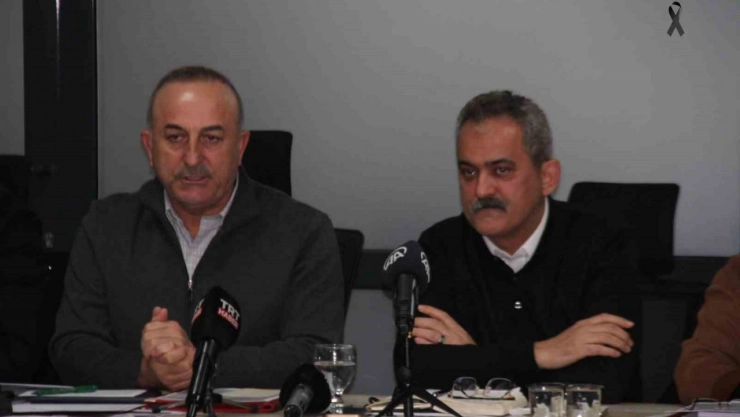 Bakan Çavuşoğlu: Devlet, millet el ele vererek tüm deprem bölgelerini ayağa kaldırmamız gerekiyor'