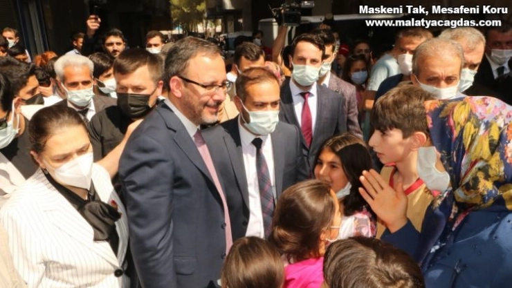 Bakan Kasapoğlu Diyarbakır'da esnafla bir araya geldi