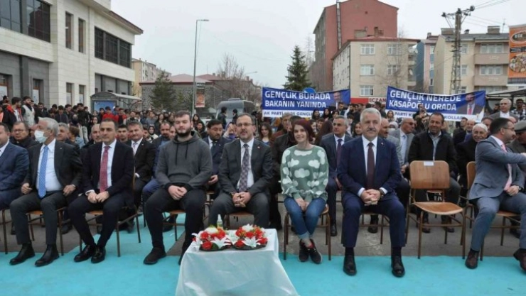 Bakan Kasapoğlu, Kars'ta Gençlik Merkezi'nin açılışını yaptı
