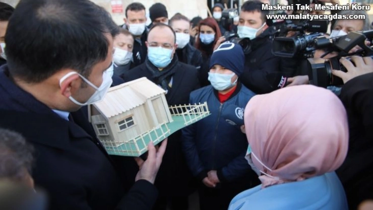 Bakan Kurum'a yaptığı maket evi hediye etti