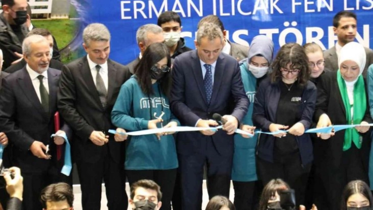 Bakan Özer, Türkiye kız çocuklarını eğitime kavuşturma problemini son 20 yılda çözmüştür