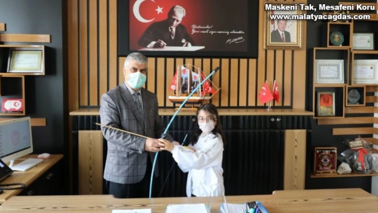 Bakan Selçuk'tan Adıyamanlı öğrenciye ok yay takımı