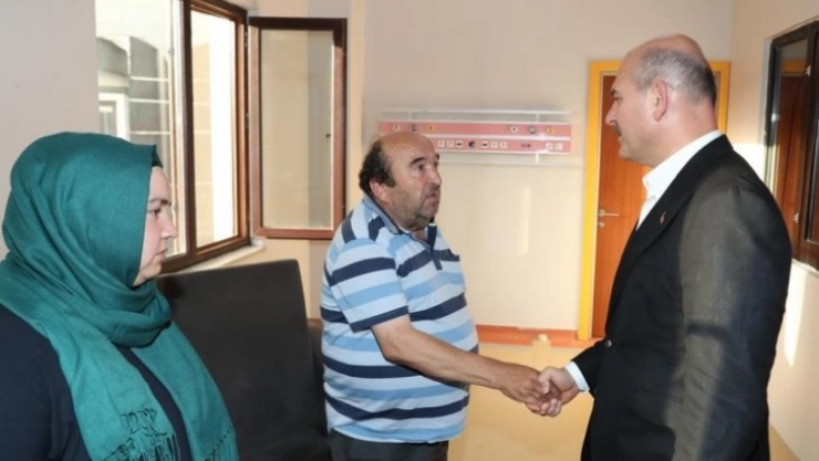 Bakan Soylu'dan yaralı polisin ailesine ziyaret