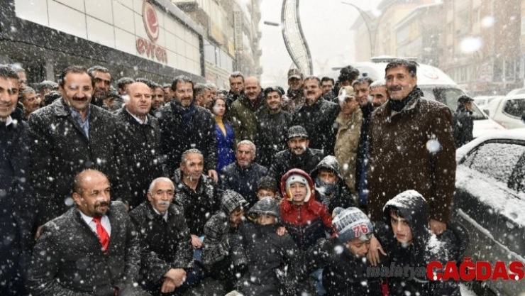 Bakan Soylu kar yağışı altında esnafı ziyaret etti